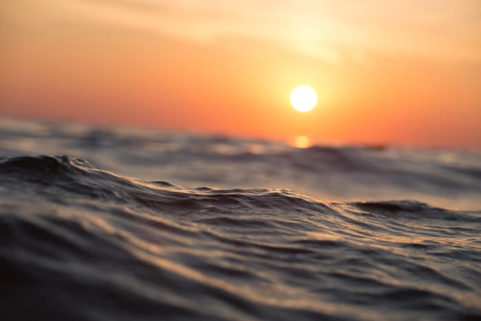海に浮かぶ太陽。海が経営に苦しむ先生方の姿、ELISHが太陽です。